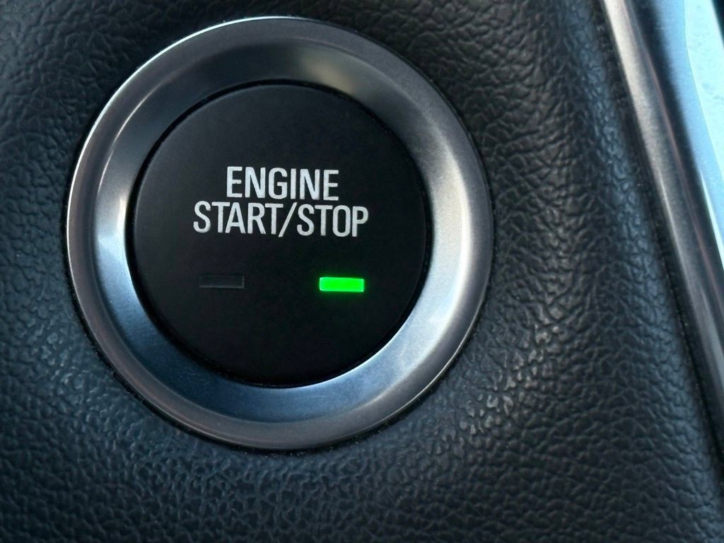 Used 2023 Chevrolet Traverse LT FWD image 4