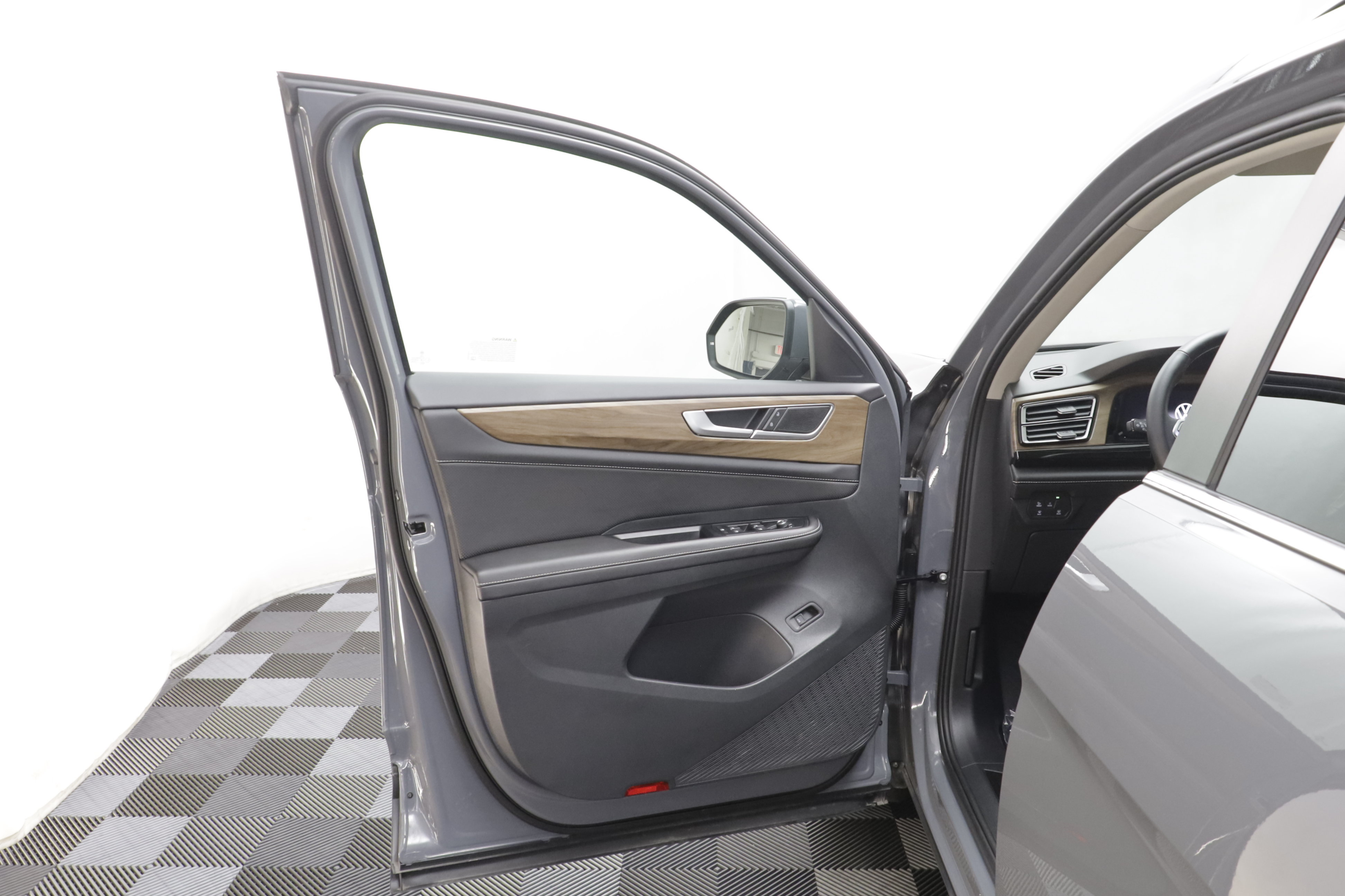 Certified 2026 Volkswagen Atlas SE w/ Panoramic Sunroof Package AWD/4WD image 5