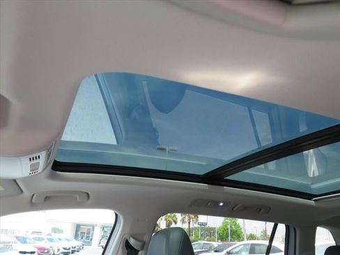 Used 2019 Volkswagen Tiguan SEL Premium image 11