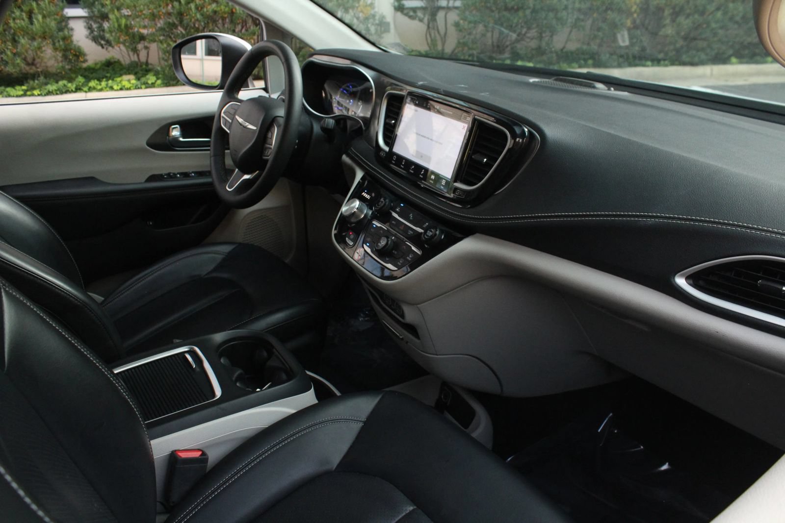 Used 2023 Chrysler Pacifica Touring-L FWD image 24