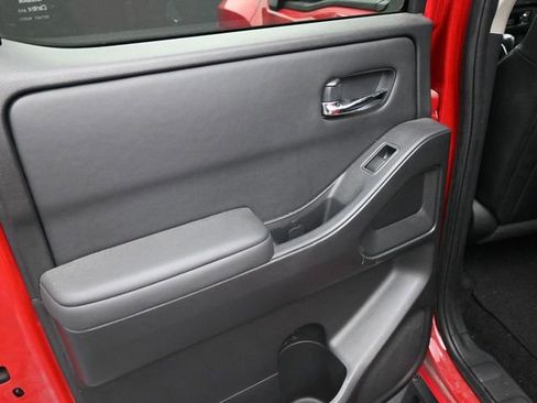 Used 2022 Nissan Frontier SV w/ SV Premium Package image 18