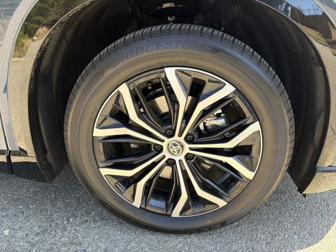 Used 2025 Toyota Crown Signia image 12