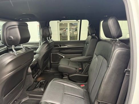 Used 2024 Jeep Wagoneer Series II w/ Convenience Group I AWD/4WD image 8