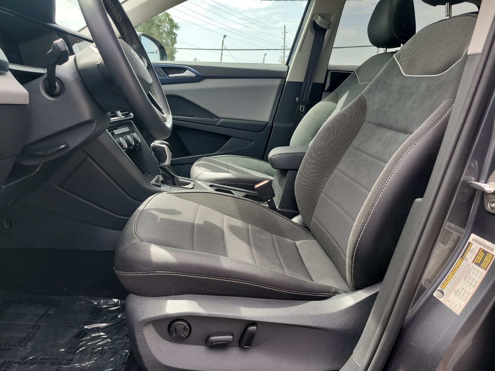 Used 2023 Volkswagen Taos SE w/ Panoramic Sunroof Package FWD image 15