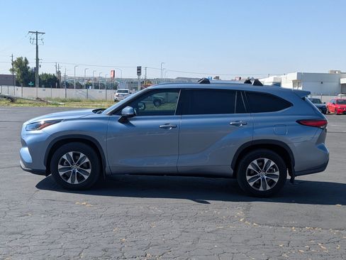 Used 2021 Toyota Highlander XLE AWD/4WD image 9