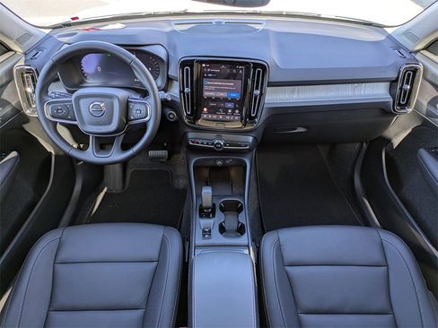 Used 2026 Volvo XC40 B4 Core image 17