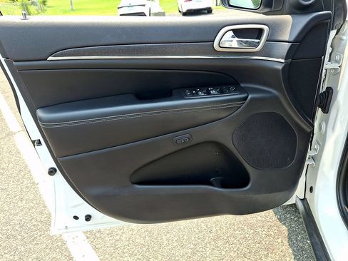 Used 2017 Jeep Grand Cherokee Limited AWD/4WD image 15