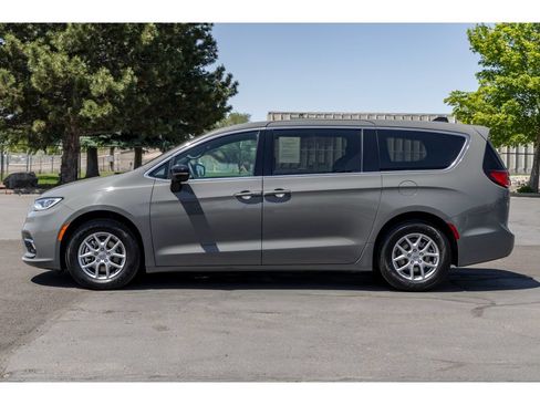 Used 2024 Chrysler Pacifica Touring FWD image 6