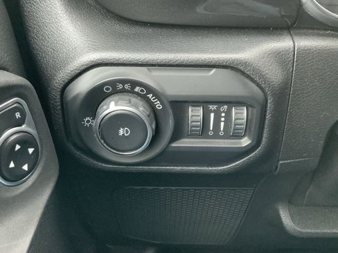 Used 2020 Jeep Wrangler Unlimited Sahara image 32