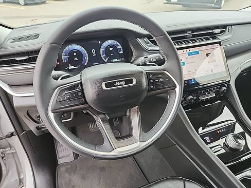 Used 2023 Jeep Grand Cherokee Limited w/ Luxury Tech Group II AWD/4WD image 9