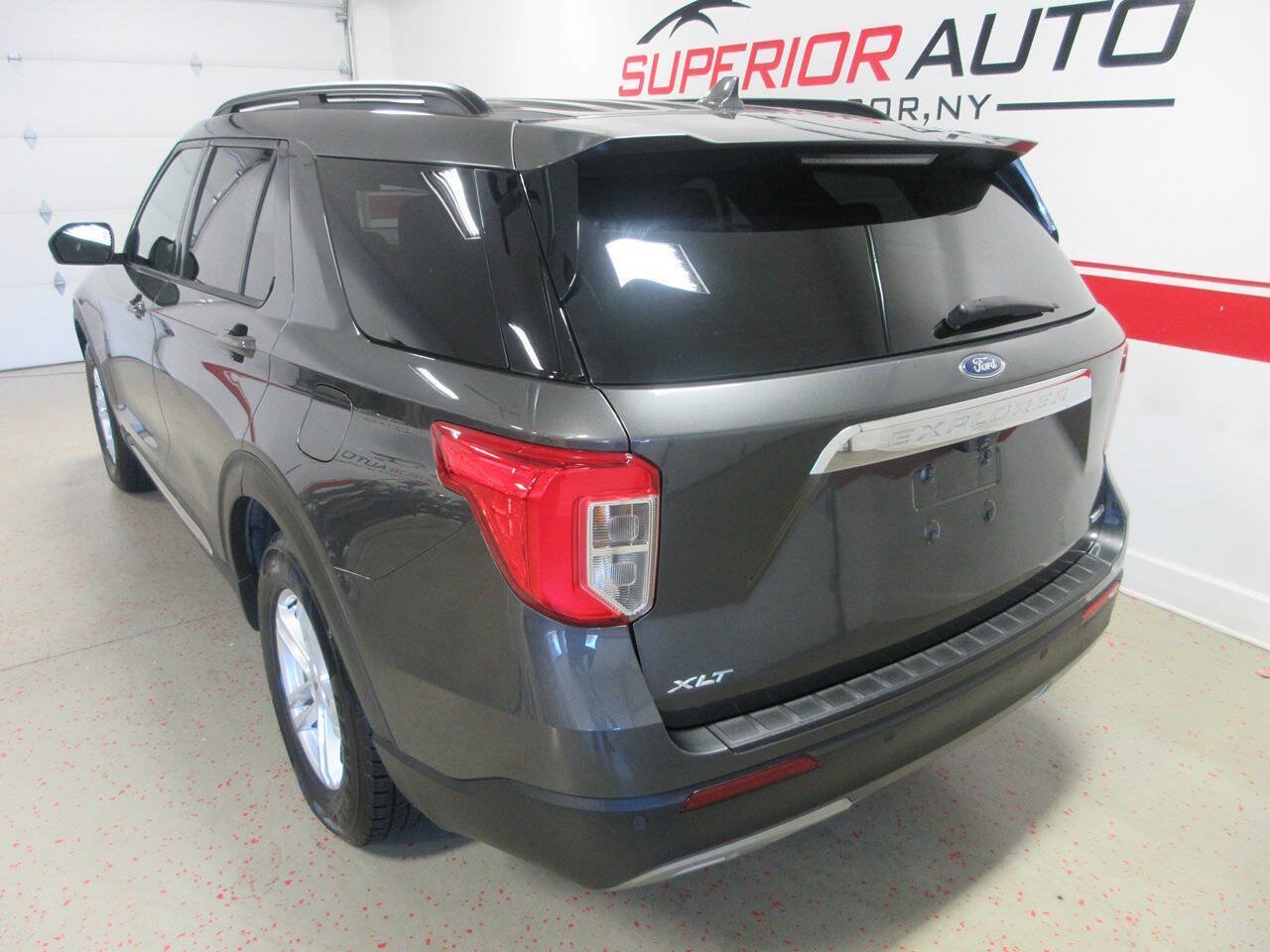 Used 2020 Ford Explorer XLT w/ Equipment Group 202A AWD/4WD image 14