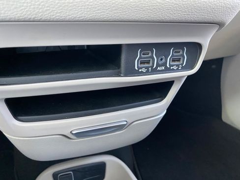Used 2024 Chrysler Pacifica Limited FWD image 65