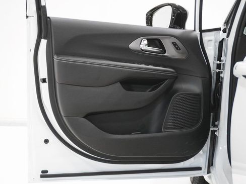 New 2026 Chrysler Pacifica Select image 14