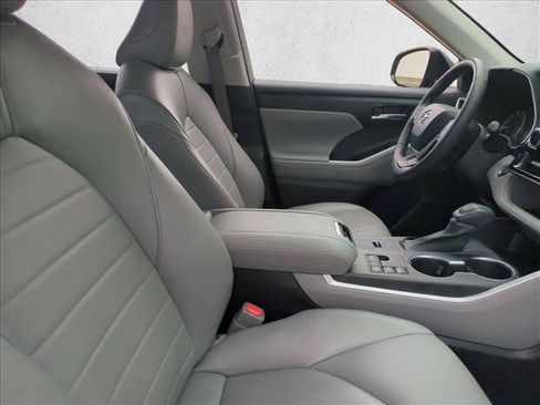 Used 2023 Toyota Highlander XLE FWD image 21
