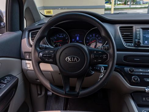 Used 2019 Kia Sedona L FWD image 18