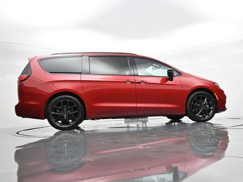 Used 2025 Chrysler Pacifica Limited FWD image 44
