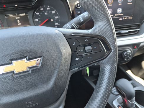 Used 2025 Chevrolet Trax LS w/ LS Convenience Package FWD image 18