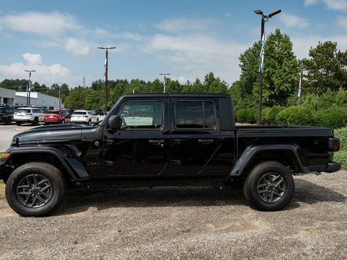Used 2025 Jeep Gladiator Sport AWD/4WD image 5