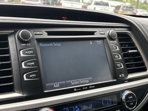 Used 2019 Toyota Highlander SE AWD/4WD image 19