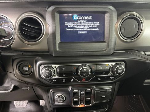 Used 2022 Jeep Gladiator Sport AWD/4WD image 17
