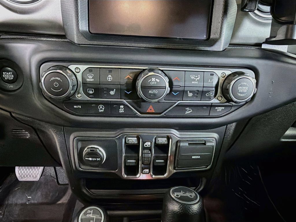 Used 2019 Jeep Wrangler Unlimited Sahara AWD/4WD image 16