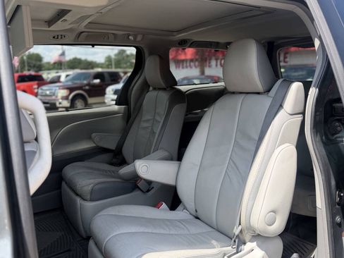 Used 2014 Toyota Sienna Limited w/ Limited Premium Package FWD image 17