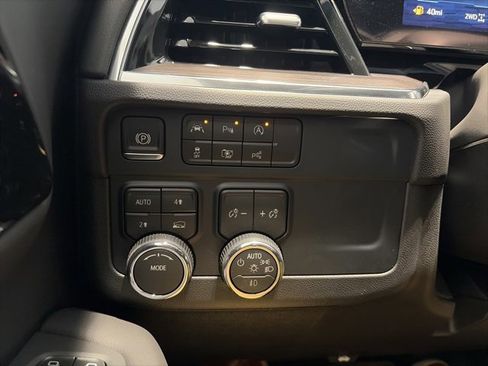 New 2026 Chevrolet Suburban LT image 19