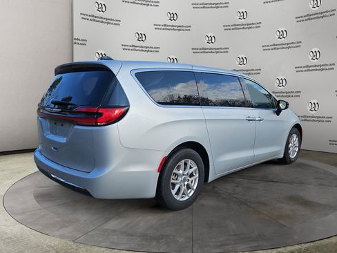 Used 2024 Chrysler Pacifica Touring-L FWD image 5
