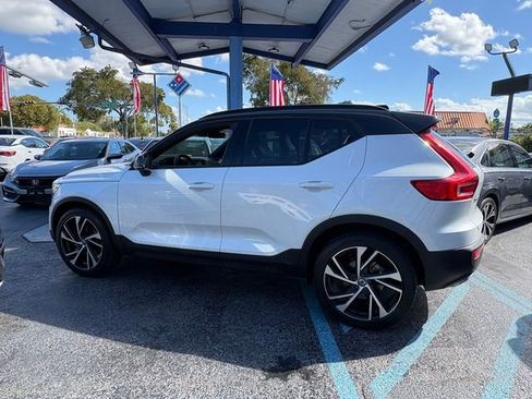 Used 2020 Volvo XC40 T4 R-Design image 12