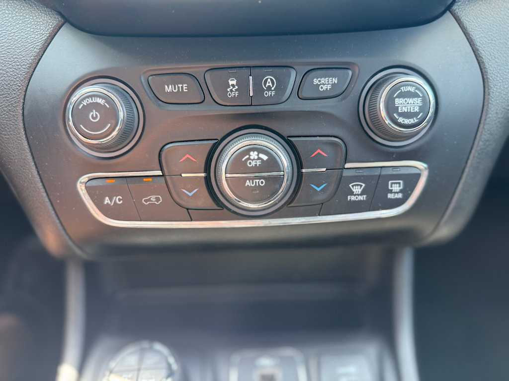 Used 2021 Jeep Cherokee Trailhawk AWD/4WD image 37