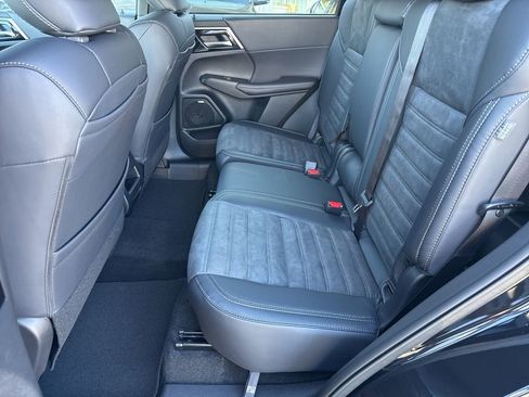 New 2025 Mitsubishi Outlander SE image 25