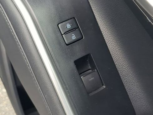 Used 2023 Toyota Highlander XLE image 39