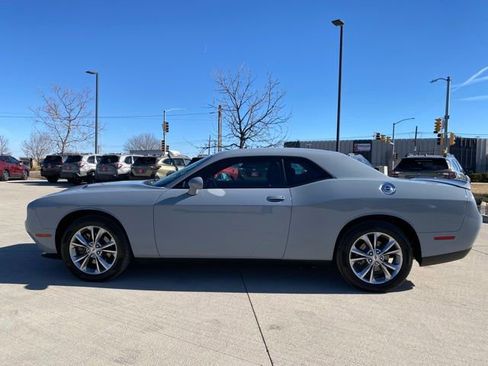 Used 2021 Dodge Challenger SXT image 2