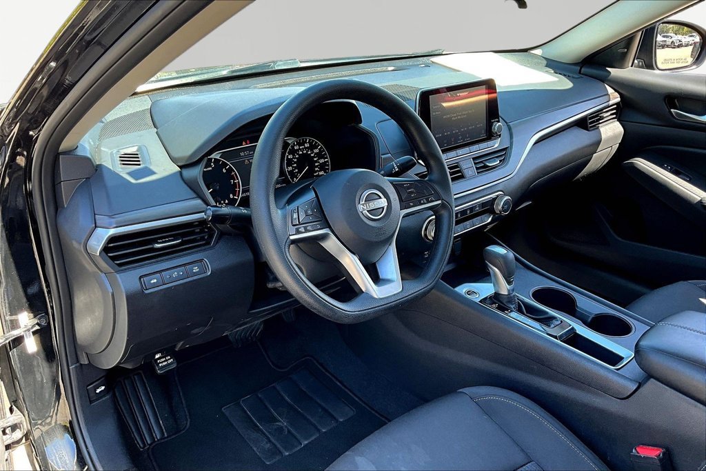 Used 2025 Nissan Altima 2.5 SV FWD image 18