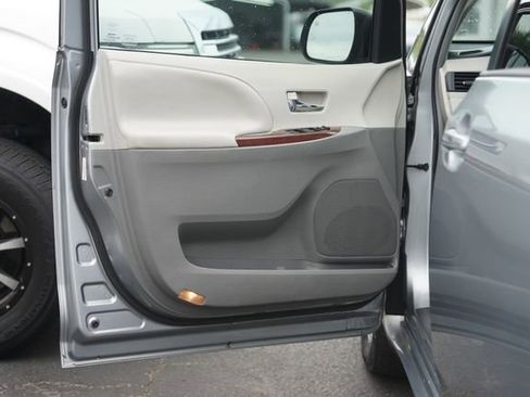 Used 2013 Toyota Sienna XLE w/ Entertainment Pkg FWD image 32