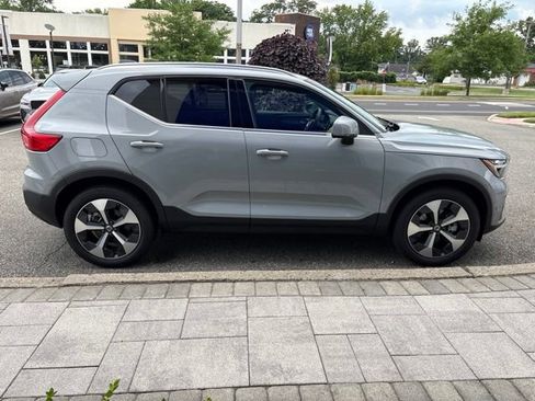 Used 2025 Volvo XC40 B5 Plus AWD/4WD image 6