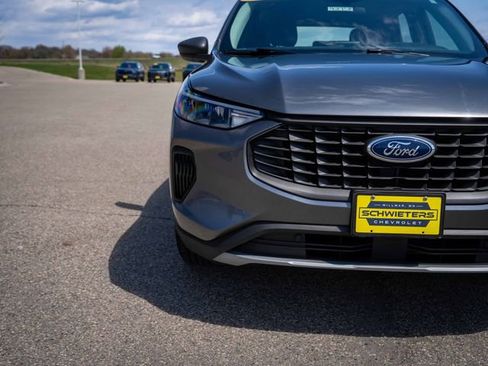 Used 2023 Ford Escape AWD image 4