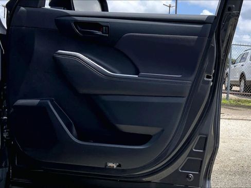 Used 2023 Toyota Highlander LE image 22