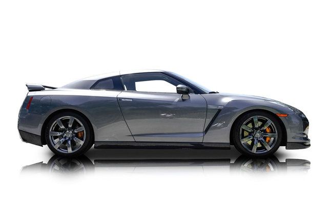 Used 2011 Nissan GT-R Premium AWD/4WD image 2
