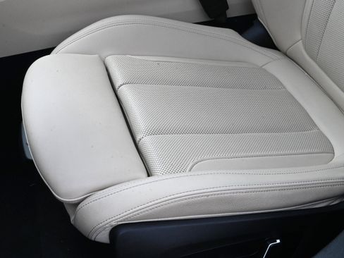 Certified 2024 BMW 330i 330i w/ Convenience Package image 27