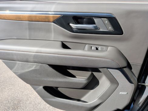 Used 2025 Chevrolet Tahoe High Country image 32