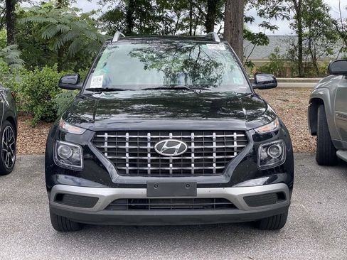 Used 2025 Hyundai Venue SEL FWD image 2