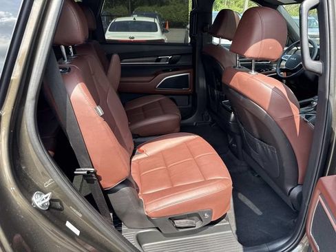 Used 2024 Kia Telluride EX w/ EX Captain's Chair Package AWD/4WD image 11