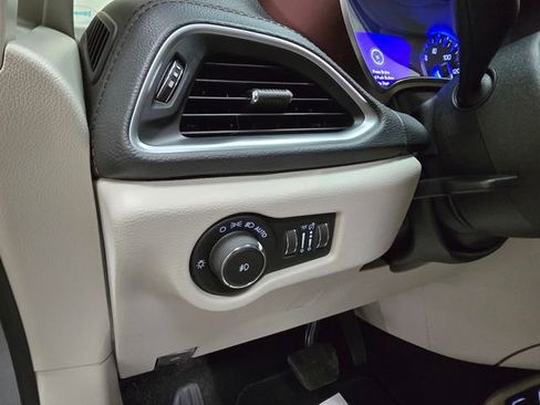 Used 2020 Chrysler Pacifica Limited image 16