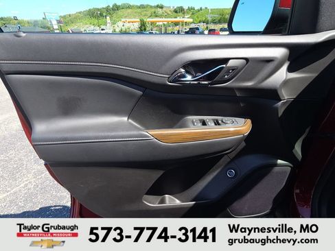 Used 2023 GMC Acadia SLE w/ Driver Convenience Package FWD image 12