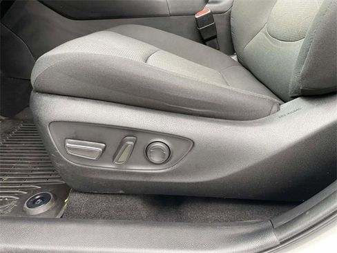 Used 2022 Toyota RAV4 XLE image 19