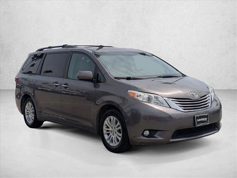 Used 2016 Toyota Sienna XLE w/ XLE Navigation Package image 3