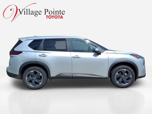 Used 2024 Nissan Rogue SV AWD/4WD image 4