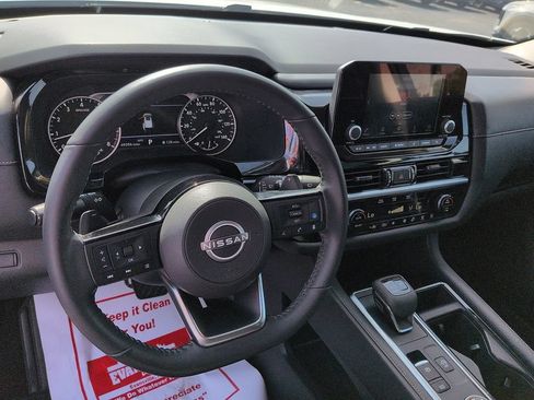 Used 2023 Nissan Pathfinder SV AWD/4WD image 9