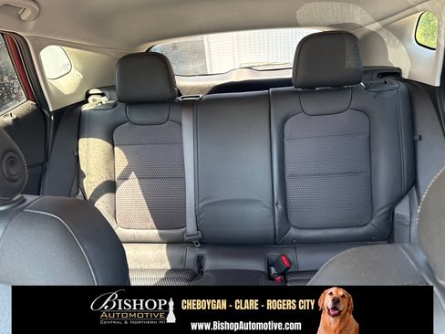 Used 2025 Chevrolet Trax LT FWD image 17